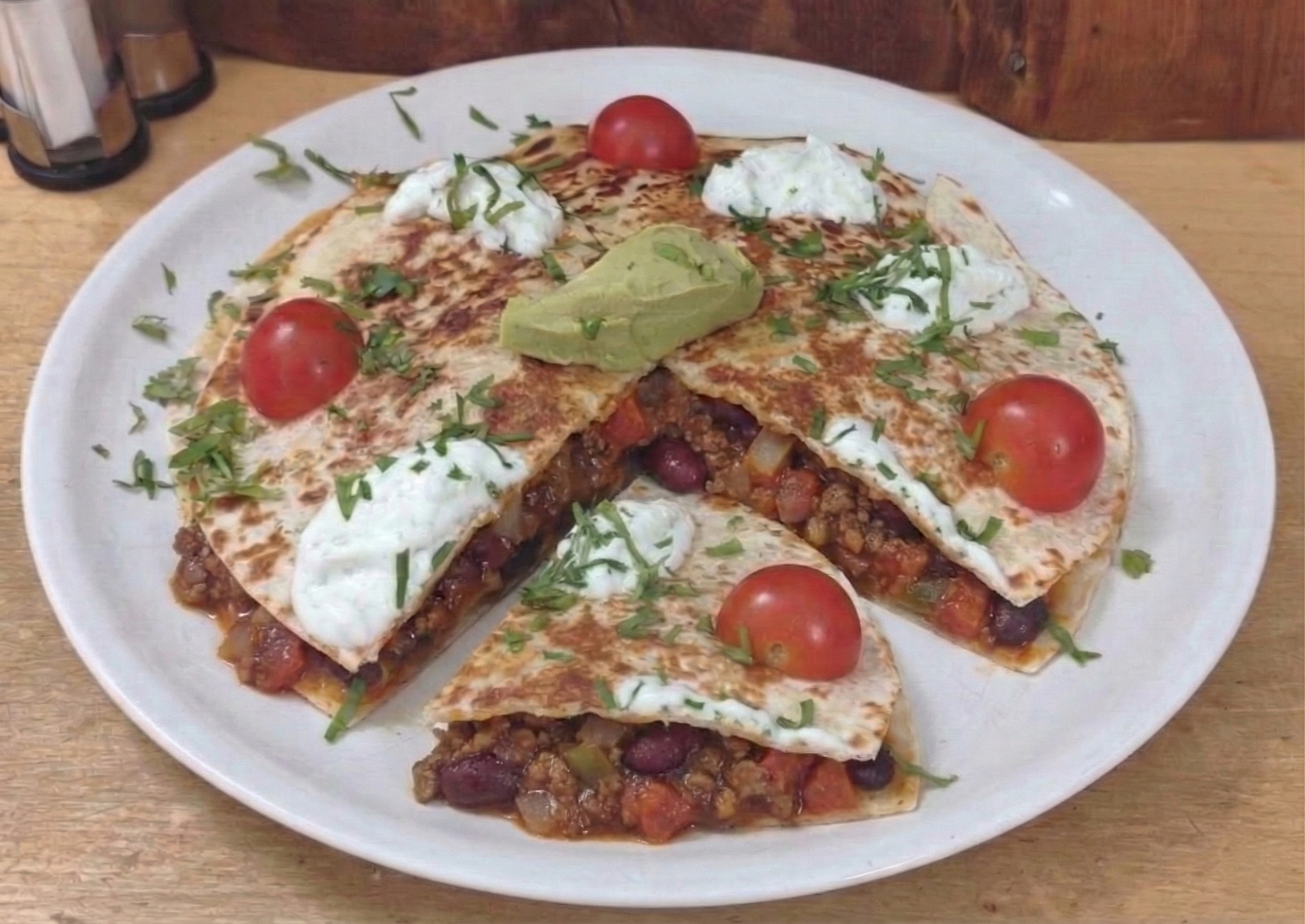 Fanyüvő quesadilla: roston sült csirkemell, chili con carne, sajt, zöldségek és friss feltétek ínycsiklandó kombinációja