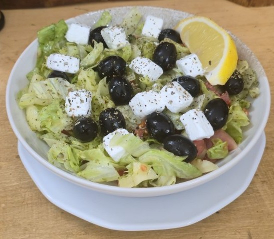 Görög salátatál feta sajttal és olívabogyóval, gluténmentes, Fanyüvő Étterem