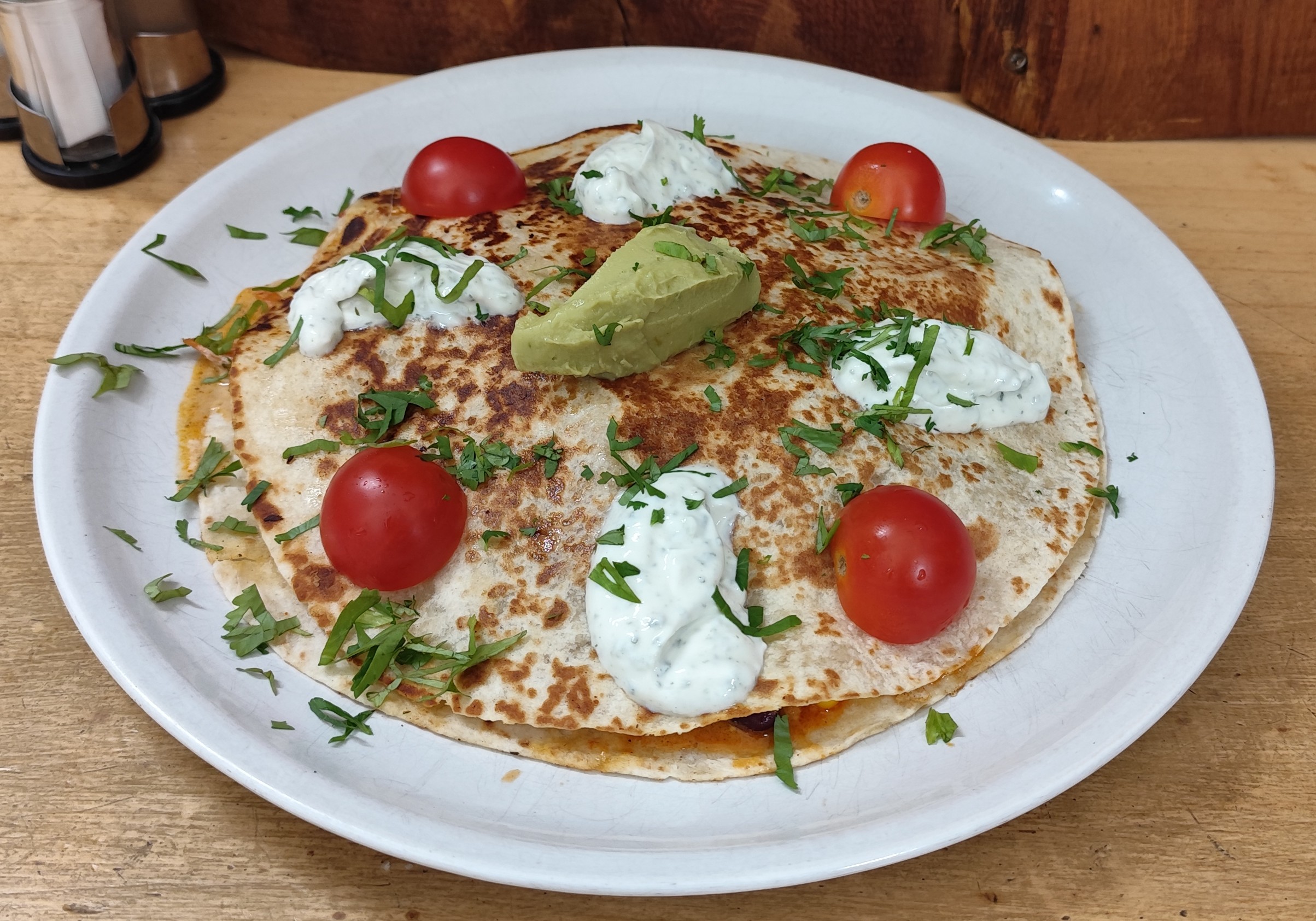 Klasszikus quesadilla chili con carne-nal, sajttal, zöldségekkel és ízletes feltétekkel a Fanyüvő Étteremben