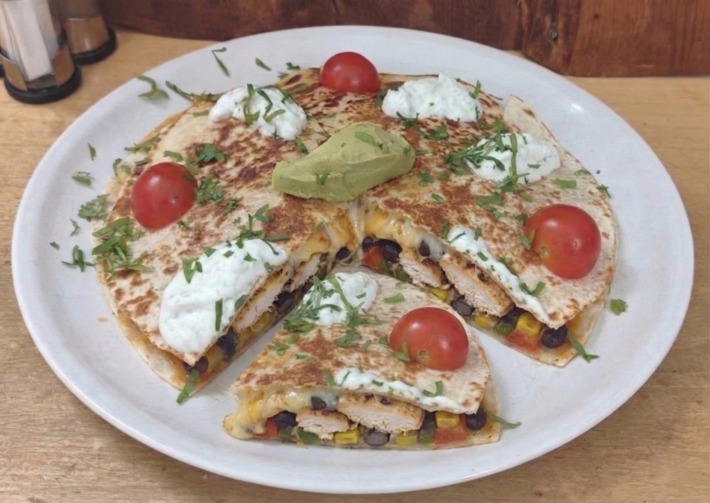Csirkemell quesadilla: roston sült csirkemell, sajt, zöldségek és ízletes szószok gazdagítják az ételt